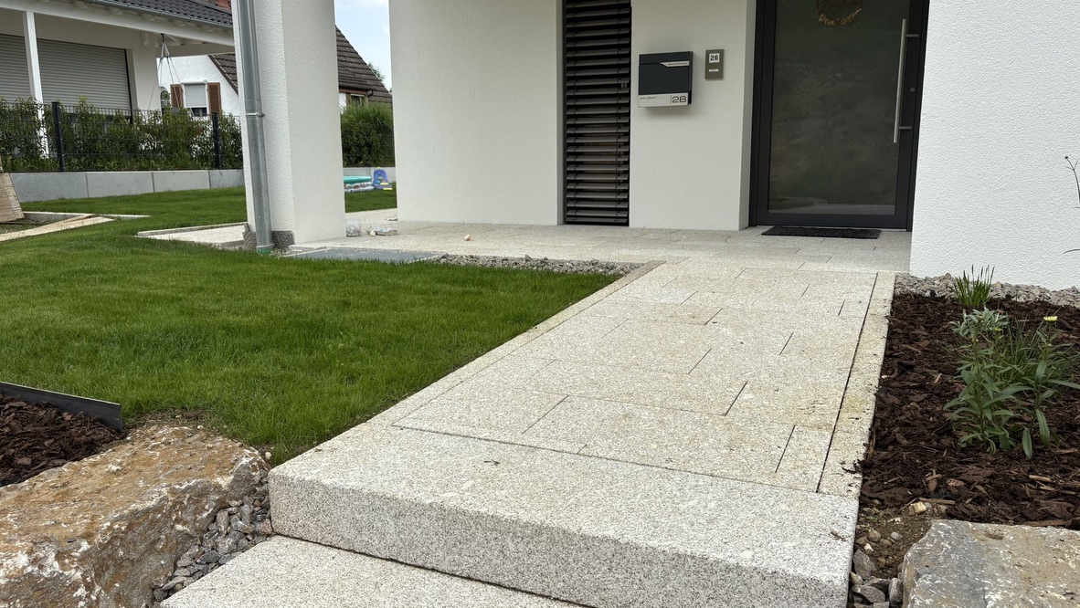 Blockstufen und Mauer