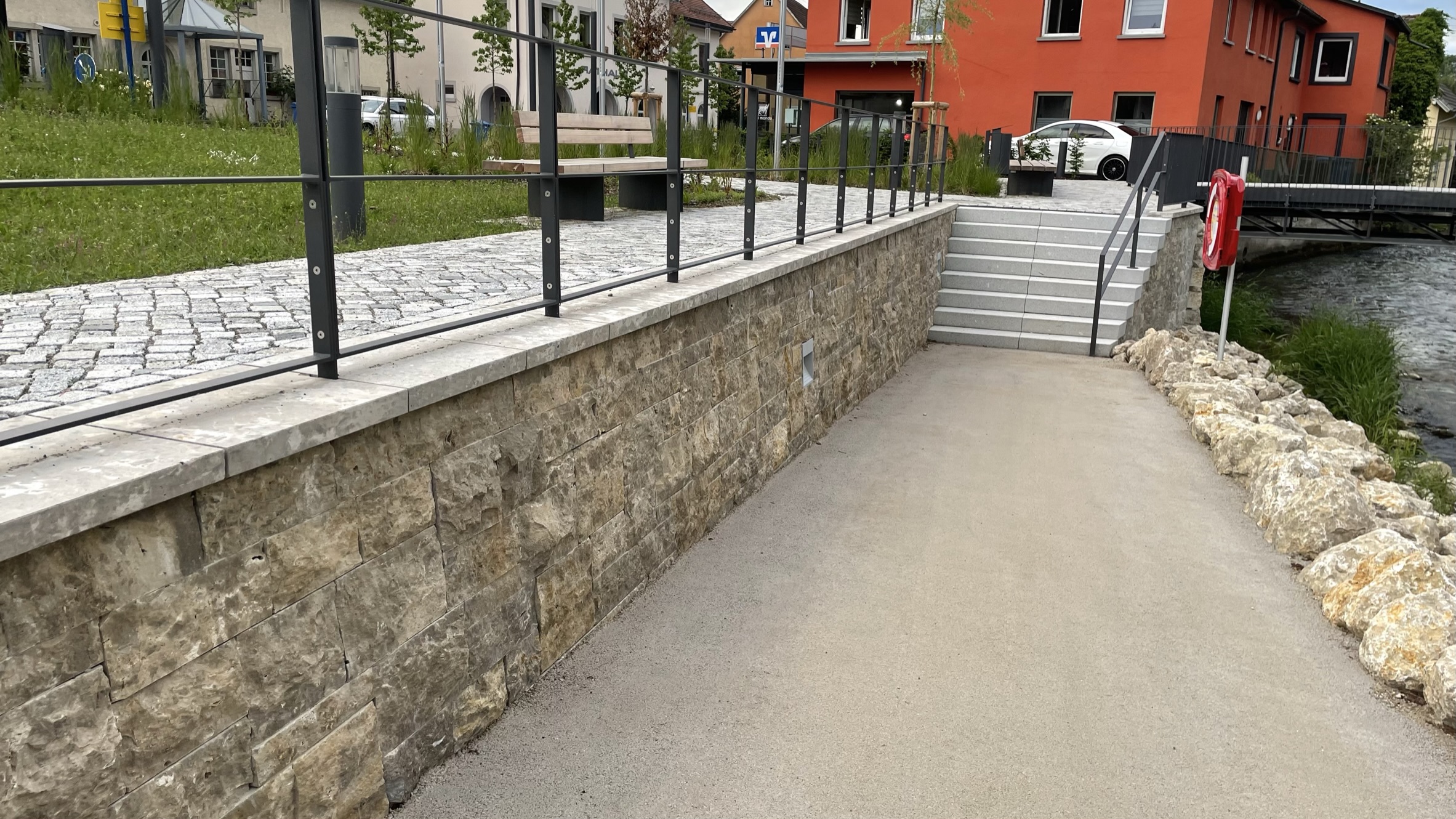 Natursteinweg mit Sitzbank