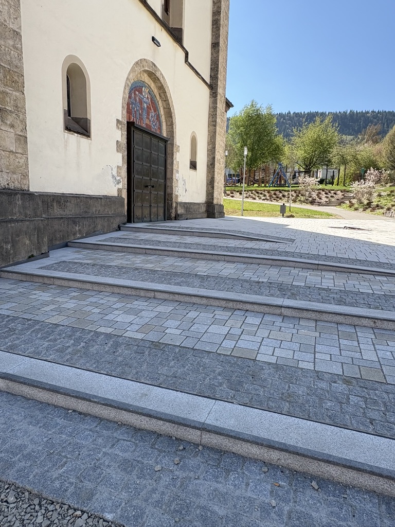 Promenade mit Natursteinpflaster